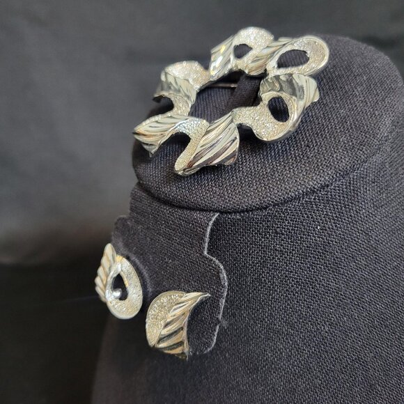 Vintage Sarah Coventry Jewelry 1971 Ribbon Brooch & Earrings Set Silver Tone - Picture 2 of 8